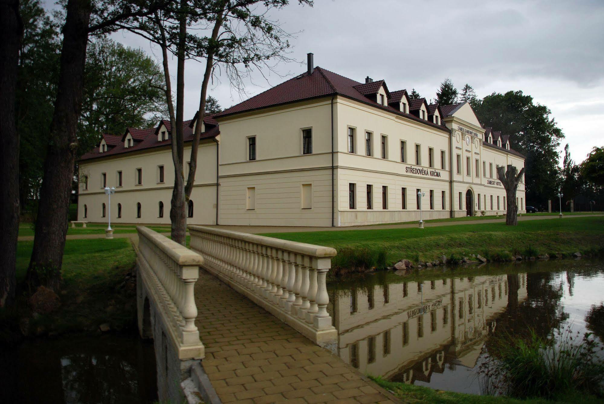 Hotel Zamek Kamenny Dvur Mostov Exterior foto