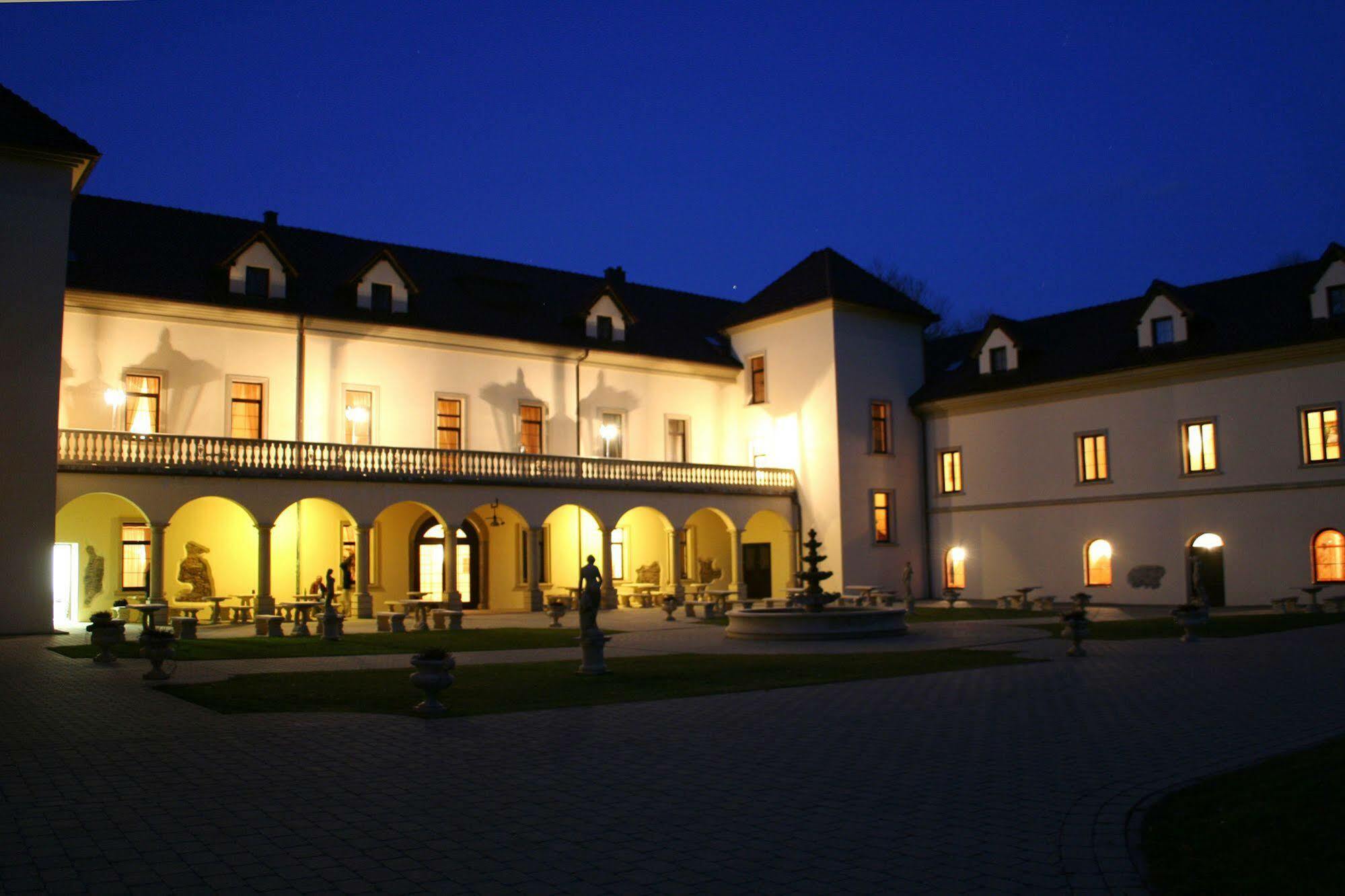 Hotel Zamek Kamenny Dvur Mostov Exterior foto