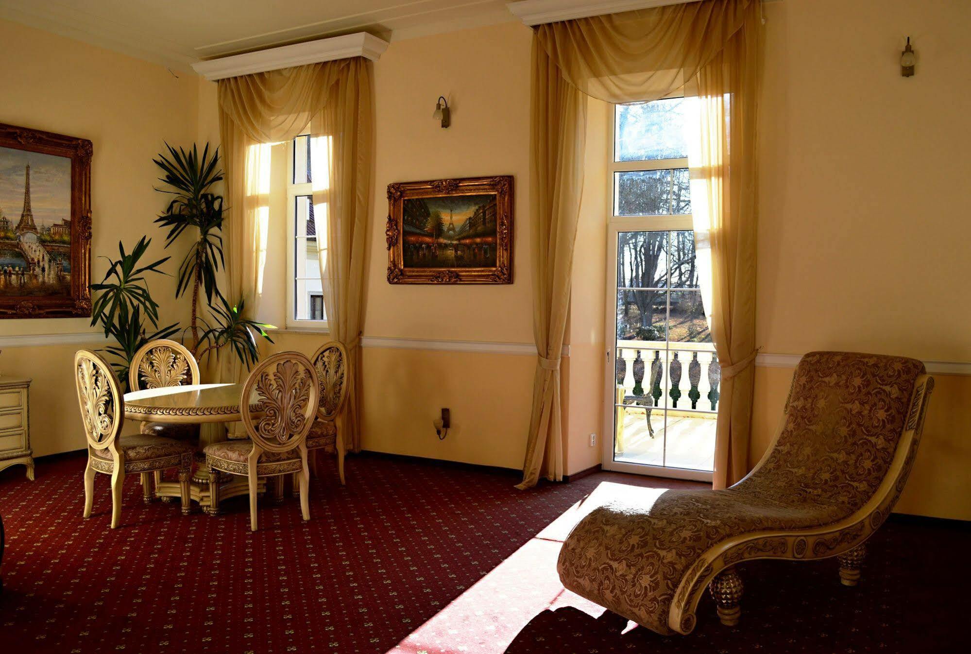 Hotel Zamek Kamenny Dvur Mostov Exterior foto